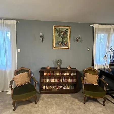 - Garden View & Art Gallery Apartment *