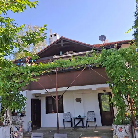 - Garden View & Art Gallery Apartment *